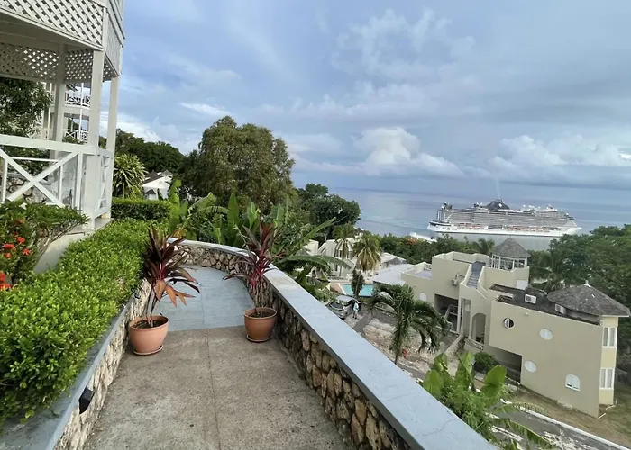 Hummingbird Retreat - Luxury Oceanview Apt, 7-Minute Walk To Beach
